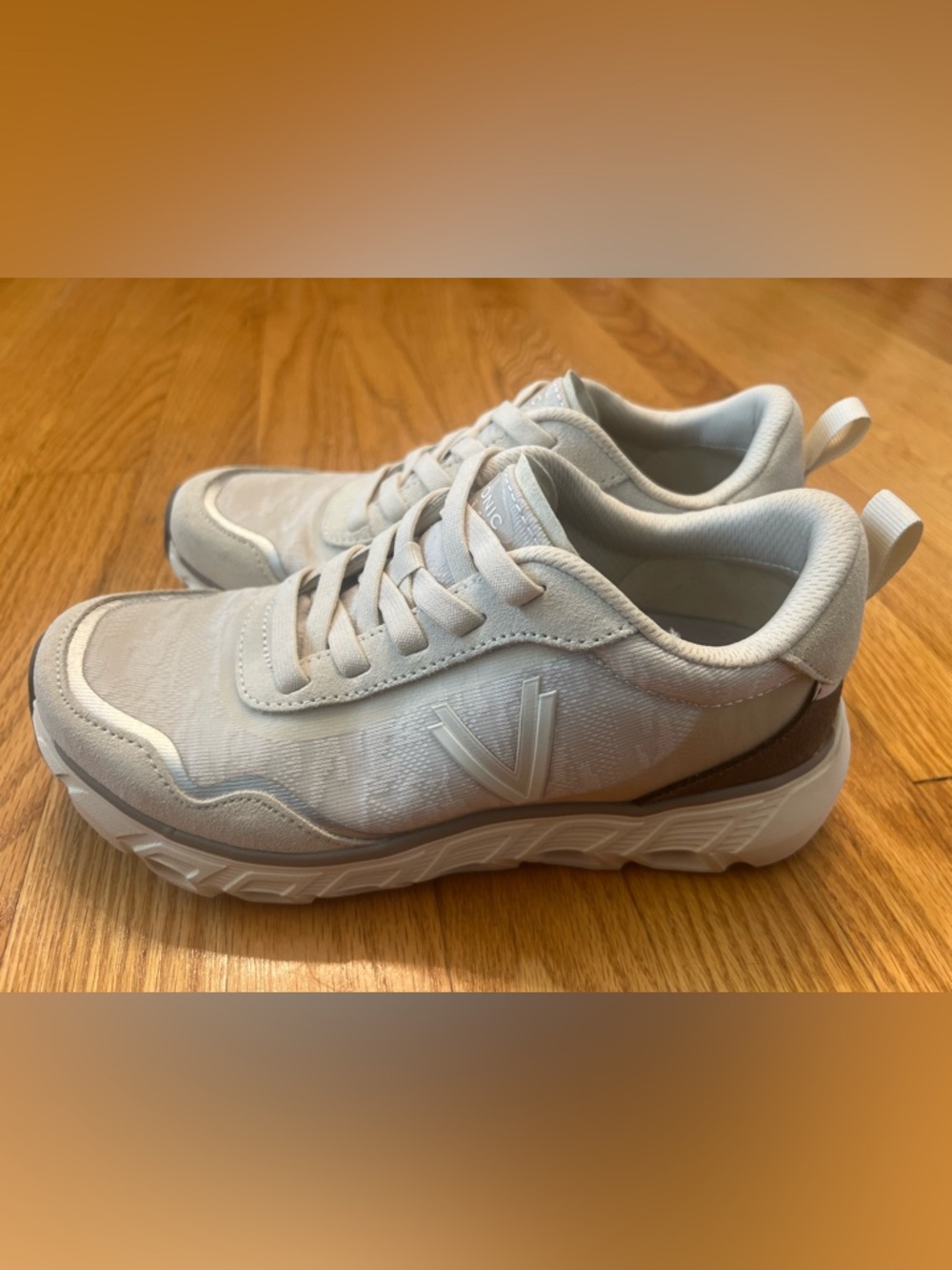 Vionic Presley Womens Athletic Cream Mesh Suede